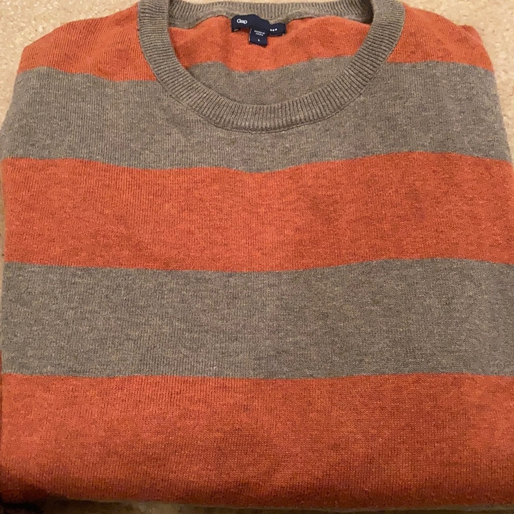 Gap sweater